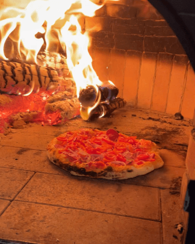 Pizza napolitana de calabresa com cebola roxa em evento de casamento em Brasília DF