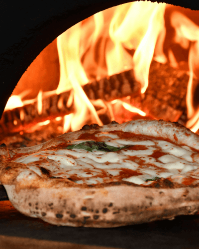 Pizza de marguerita no forno a lenha em evento de pizza em Brasília