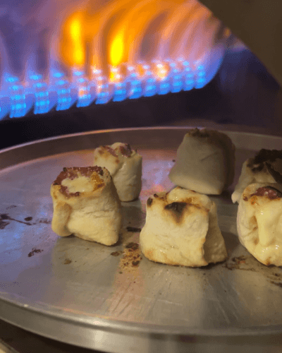 Rotolina de calabresa com queijo e massa de longa de Fermentação Rodizio de pizza em Brasília